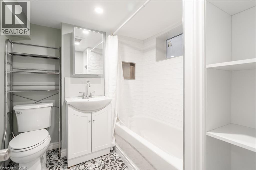 11 Lorne Avenue, Hamilton, ON - Indoor Photo Showing Bathroom