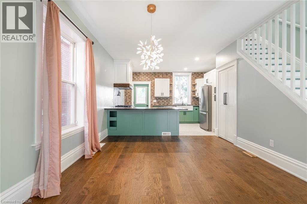 11 Lorne Avenue, Hamilton, ON - Indoor Photo Showing Kitchen