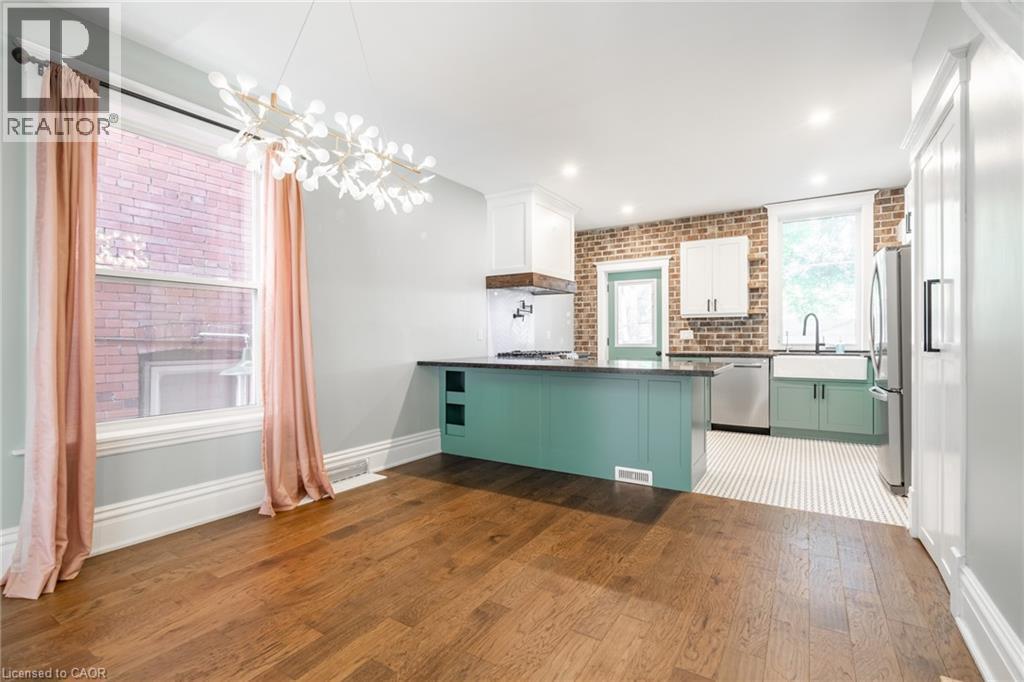 11 Lorne Avenue, Hamilton, ON - Indoor Photo Showing Kitchen With Upgraded Kitchen