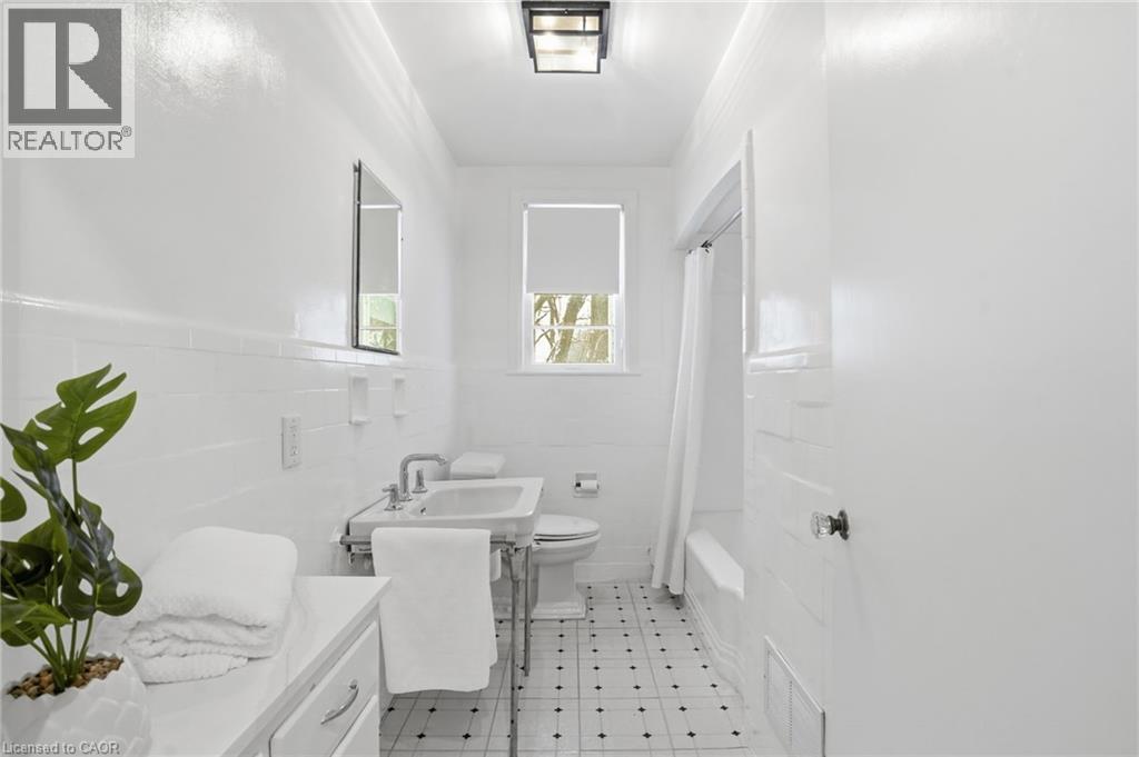 170 Dufferin Street, Hamilton, ON - Indoor Photo Showing Bathroom
