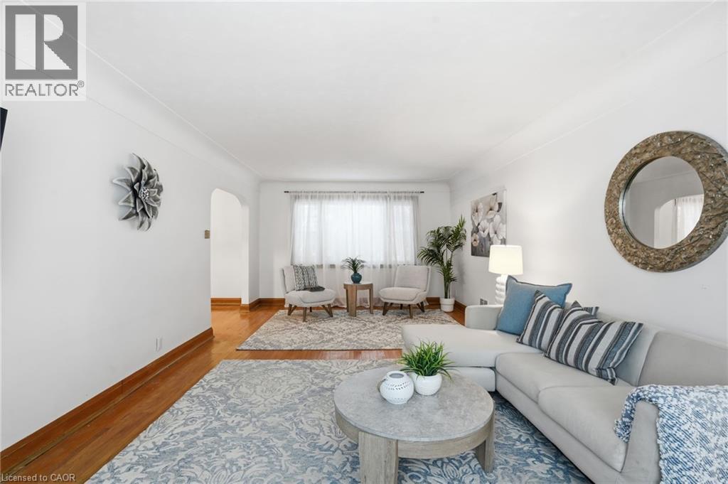 170 Dufferin Street, Hamilton, ON - Indoor Photo Showing Living Room