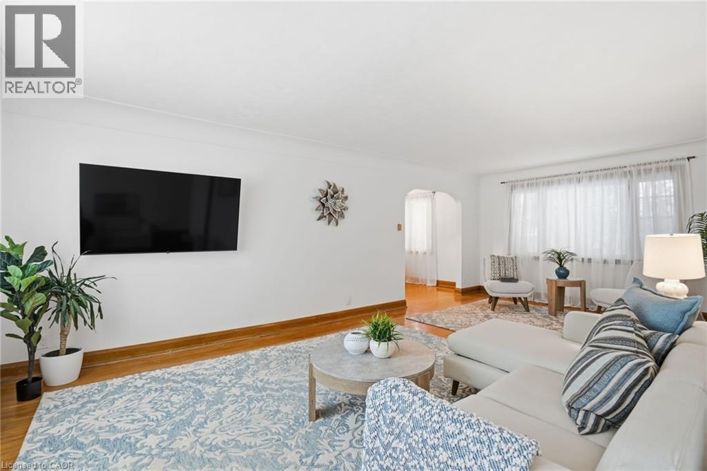 170 Dufferin Street, Hamilton, ON - Indoor Photo Showing Living Room