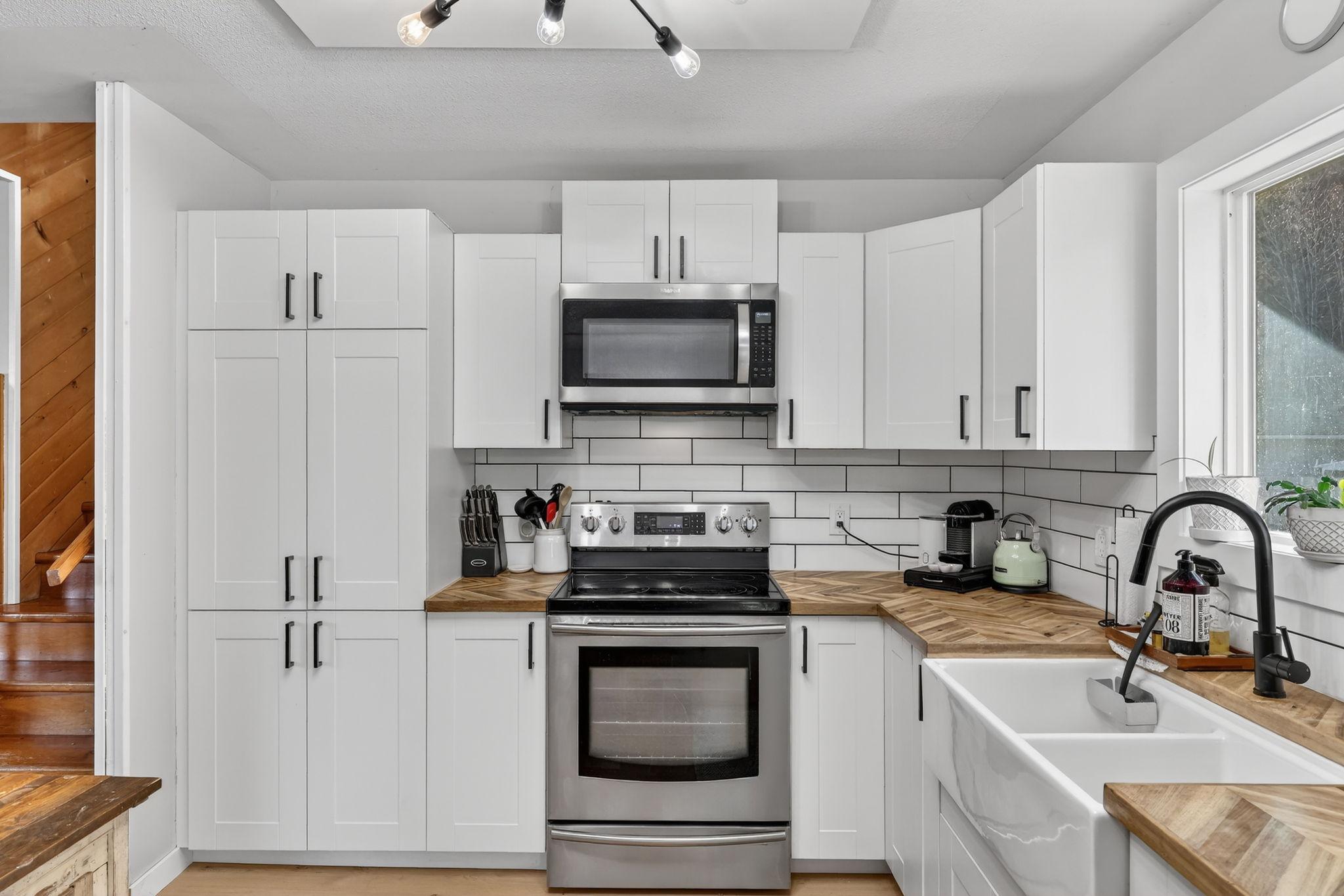 7312 Fintry Delta Road, Kelowna, BC - Indoor Photo Showing Kitchen With Double Sink