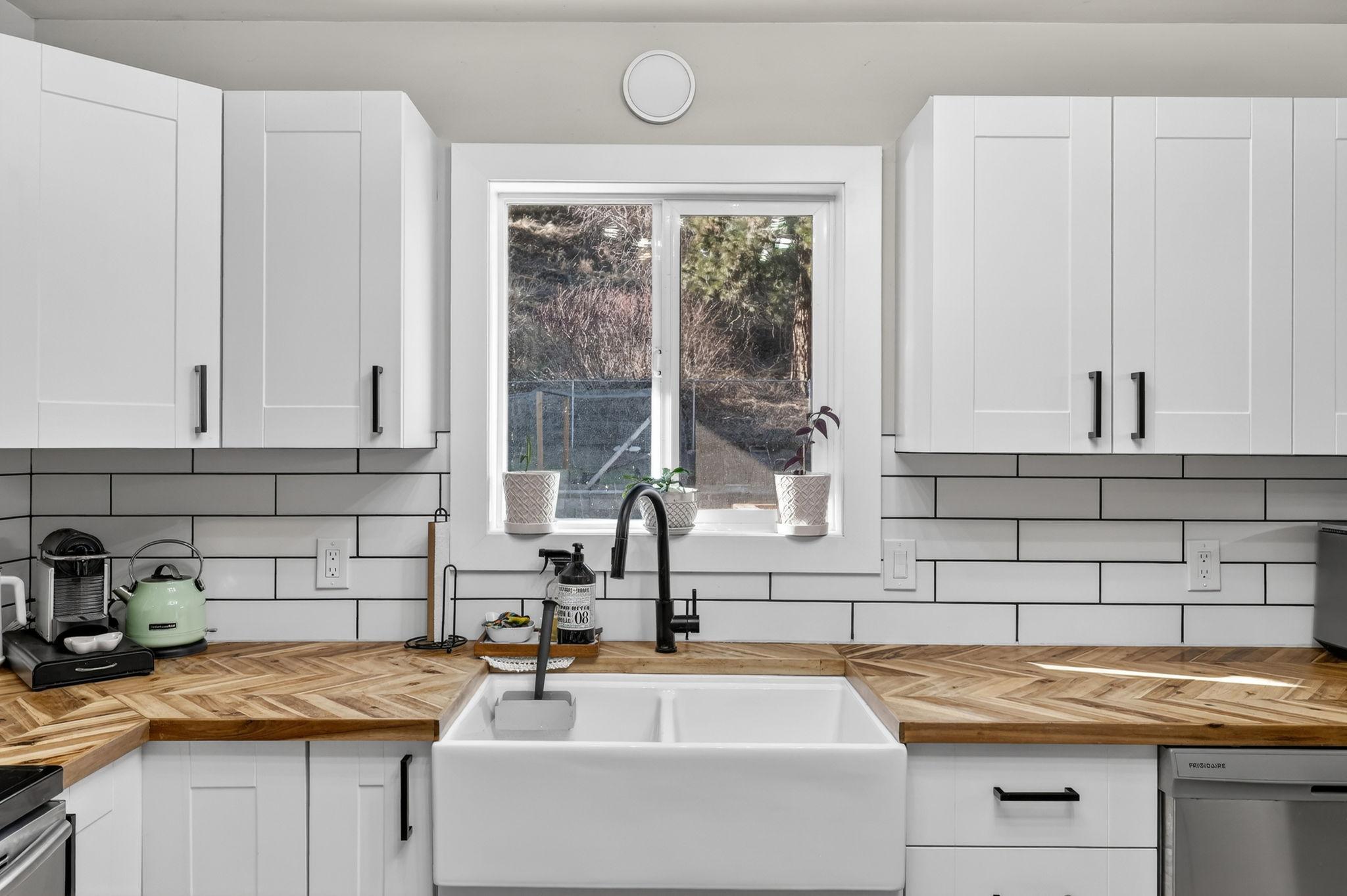 7312 Fintry Delta Road, Kelowna, BC - Indoor Photo Showing Kitchen With Double Sink