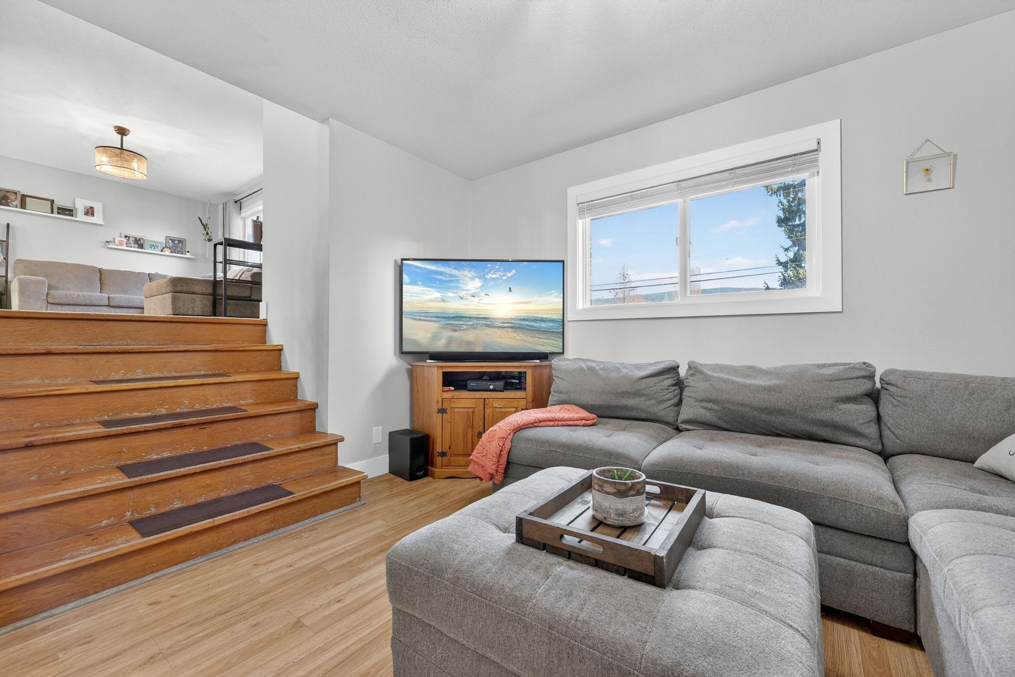 7312 Fintry Delta Road, Kelowna, BC - Indoor Photo Showing Living Room