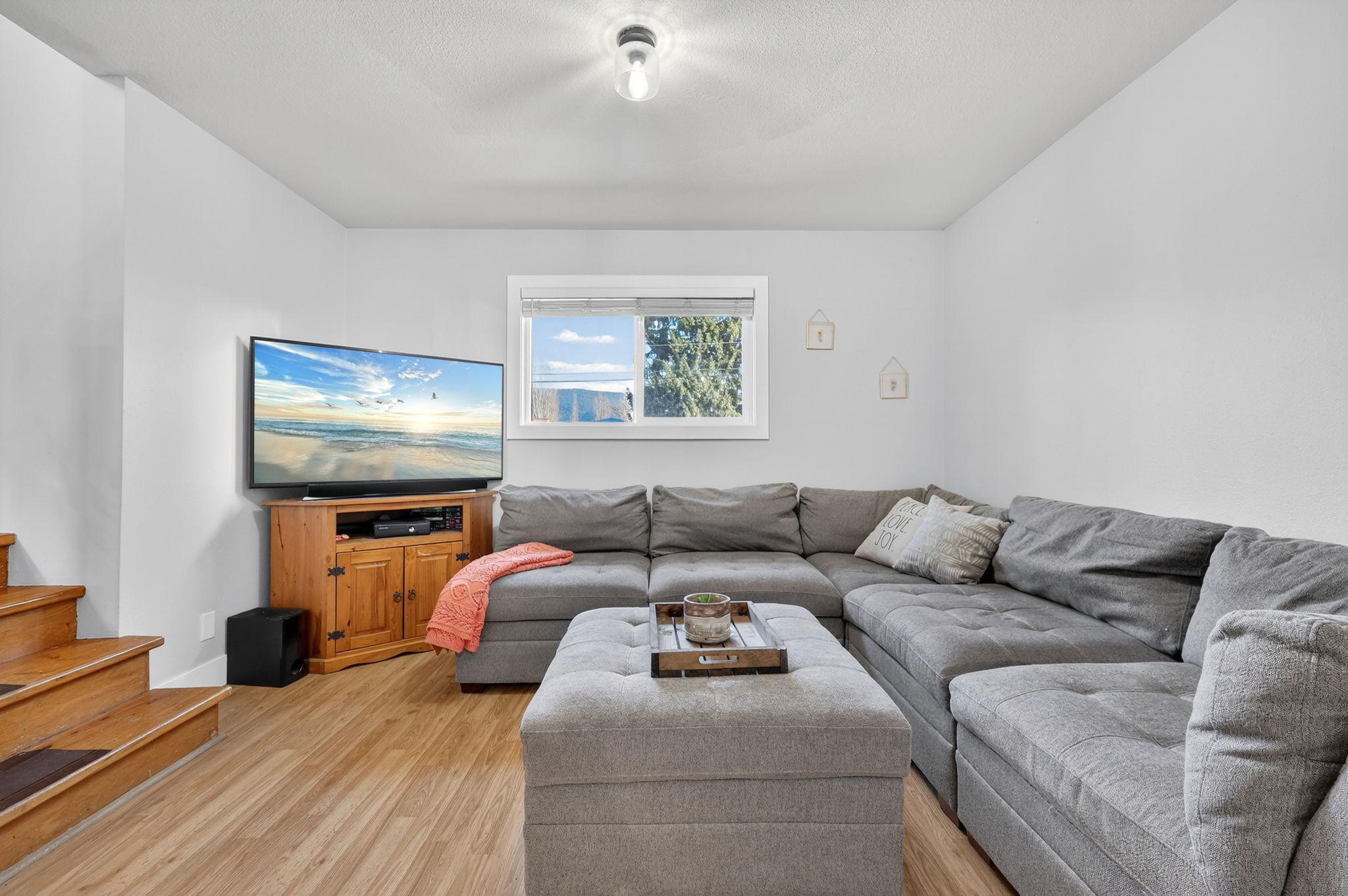 7312 Fintry Delta Road, Kelowna, BC - Indoor Photo Showing Living Room