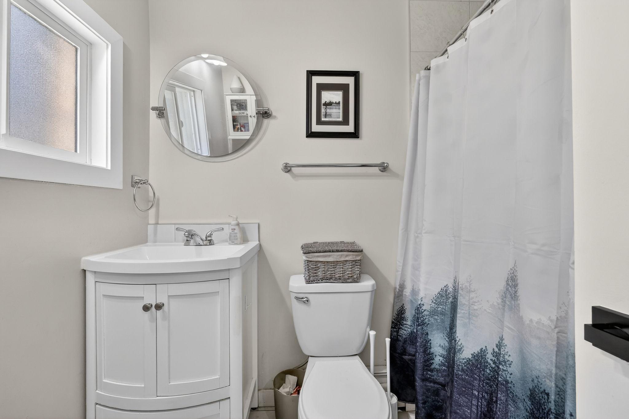 7312 Fintry Delta Road, Kelowna, BC - Indoor Photo Showing Bathroom