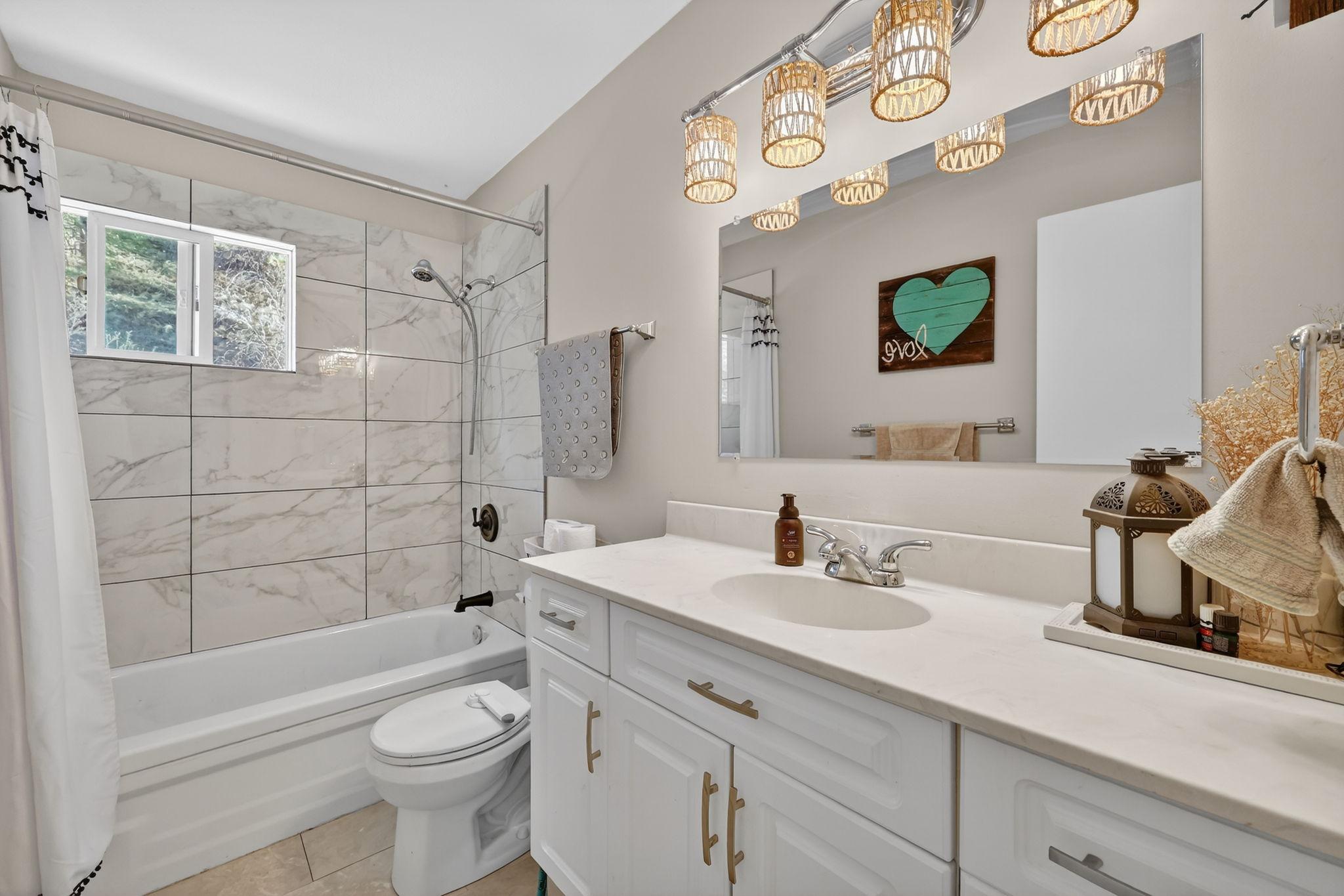 7312 Fintry Delta Road, Kelowna, BC - Indoor Photo Showing Bathroom