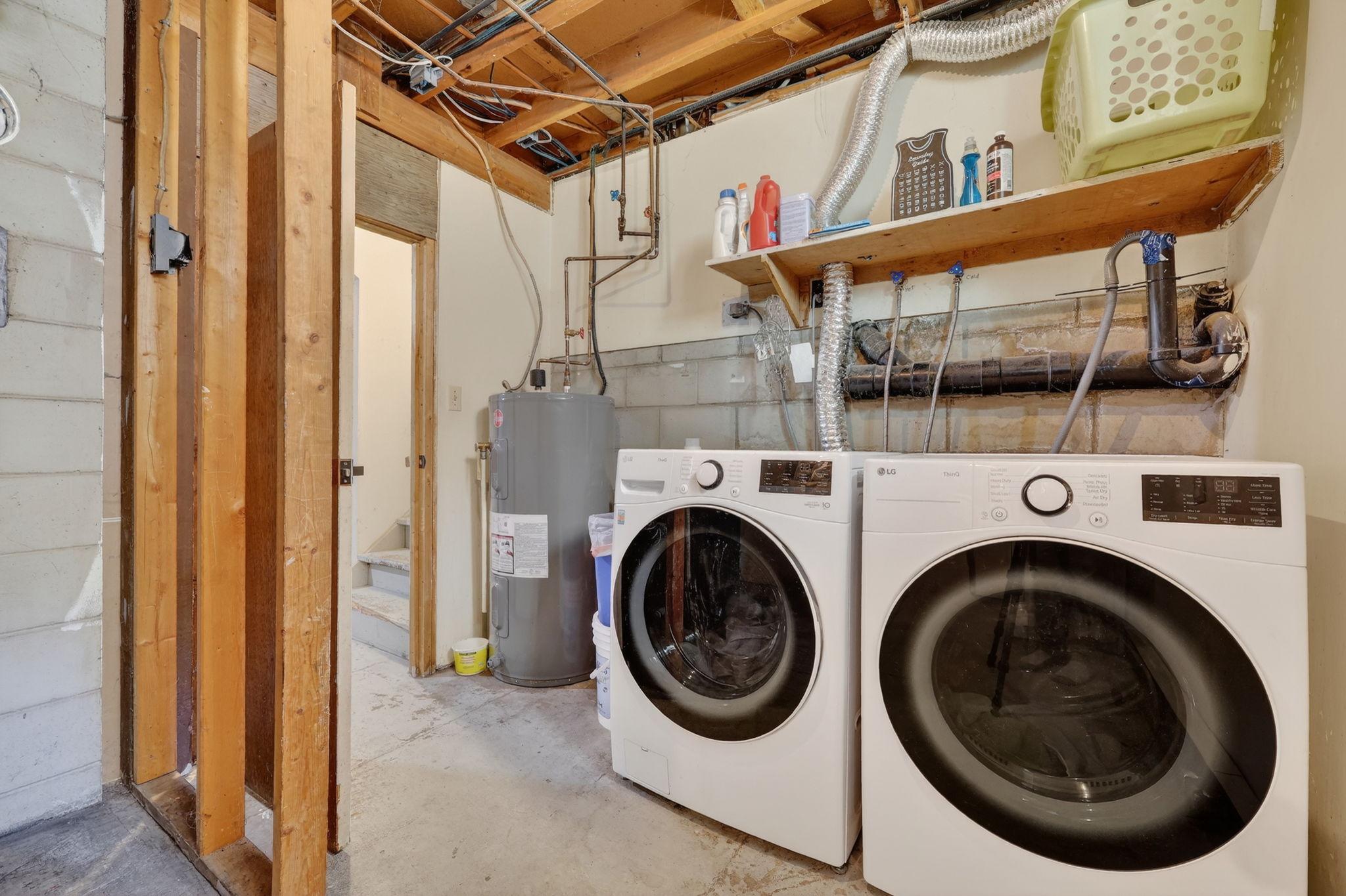 7312 Fintry Delta Road, Kelowna, BC - Indoor Photo Showing Laundry Room