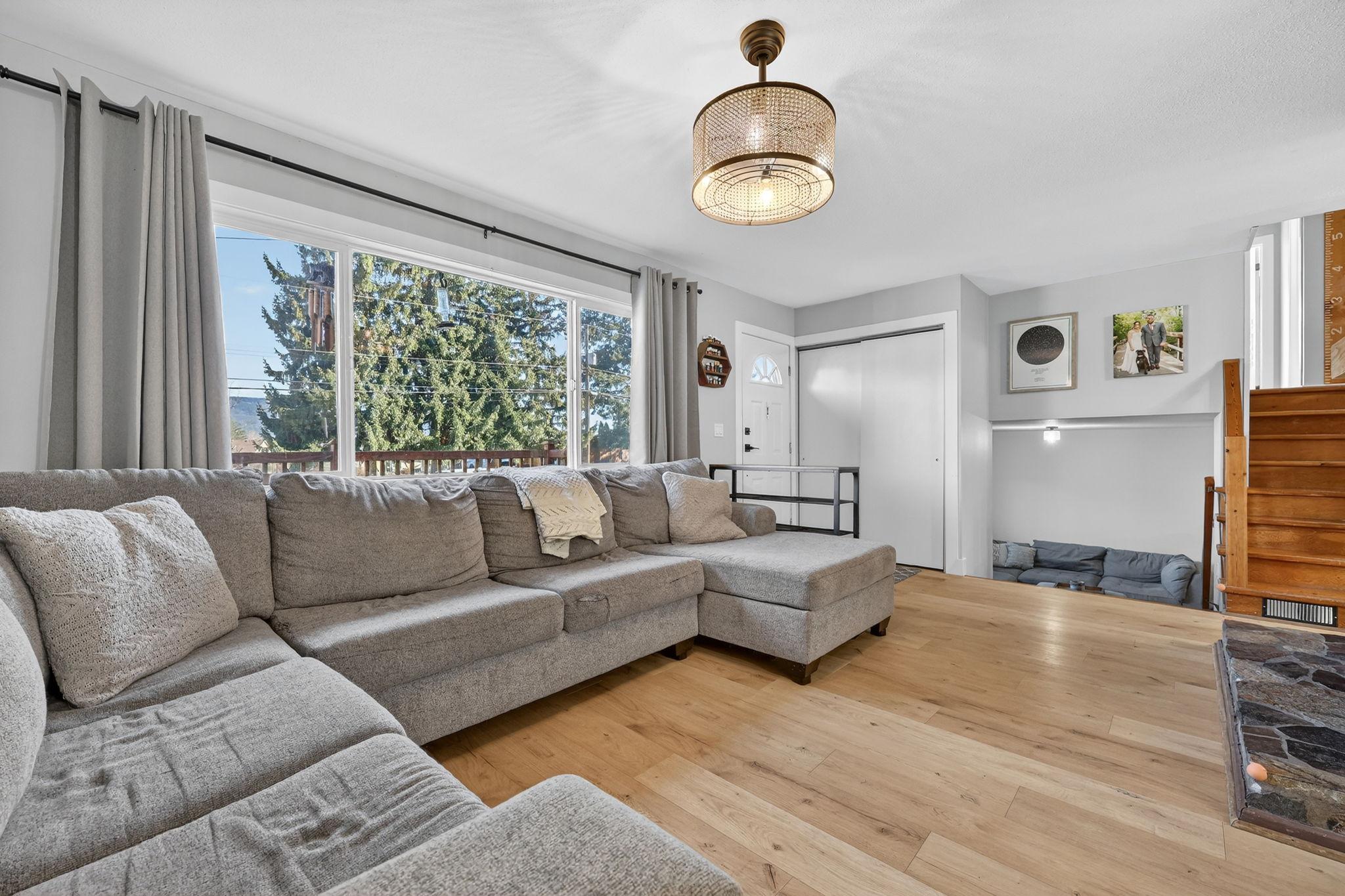 7312 Fintry Delta Road, Kelowna, BC - Indoor Photo Showing Living Room