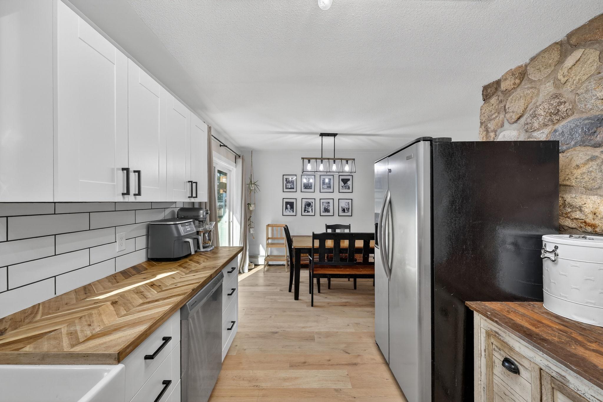 7312 Fintry Delta Road, Kelowna, BC - Indoor Photo Showing Kitchen