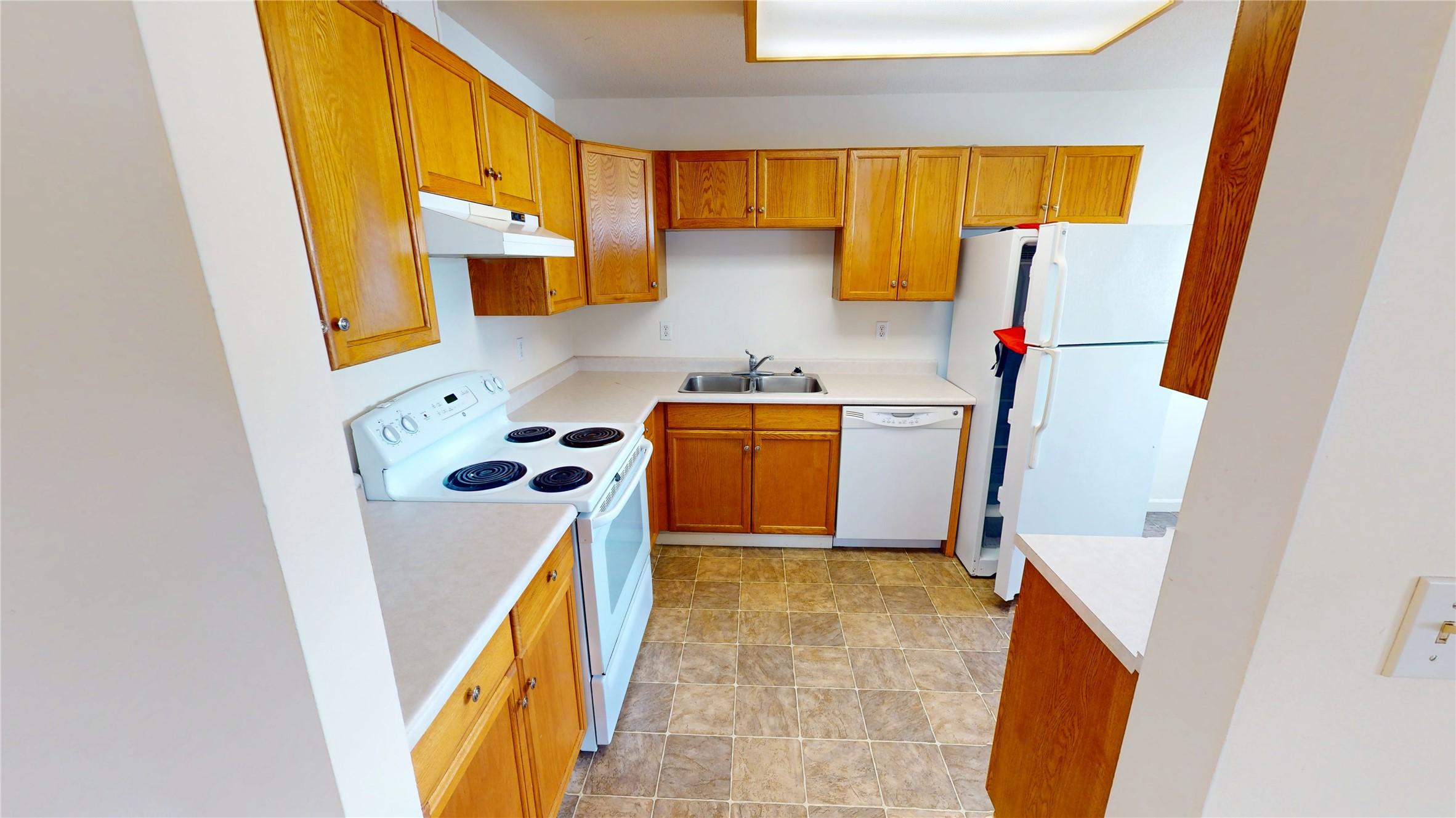 4-2504 12Th Street, Cranbrook, BC - Indoor Photo Showing Kitchen With Double Sink