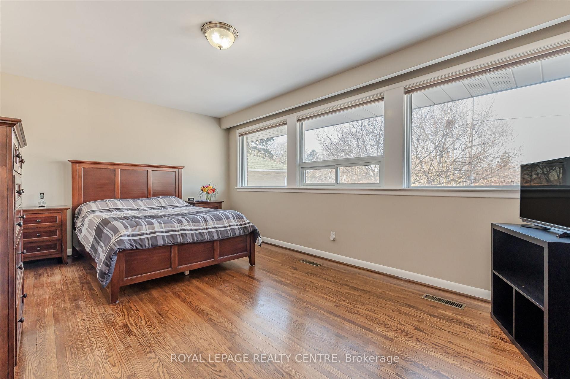 27 Hernshaw Crescent, Toronto, ON - Indoor Photo Showing Bedroom