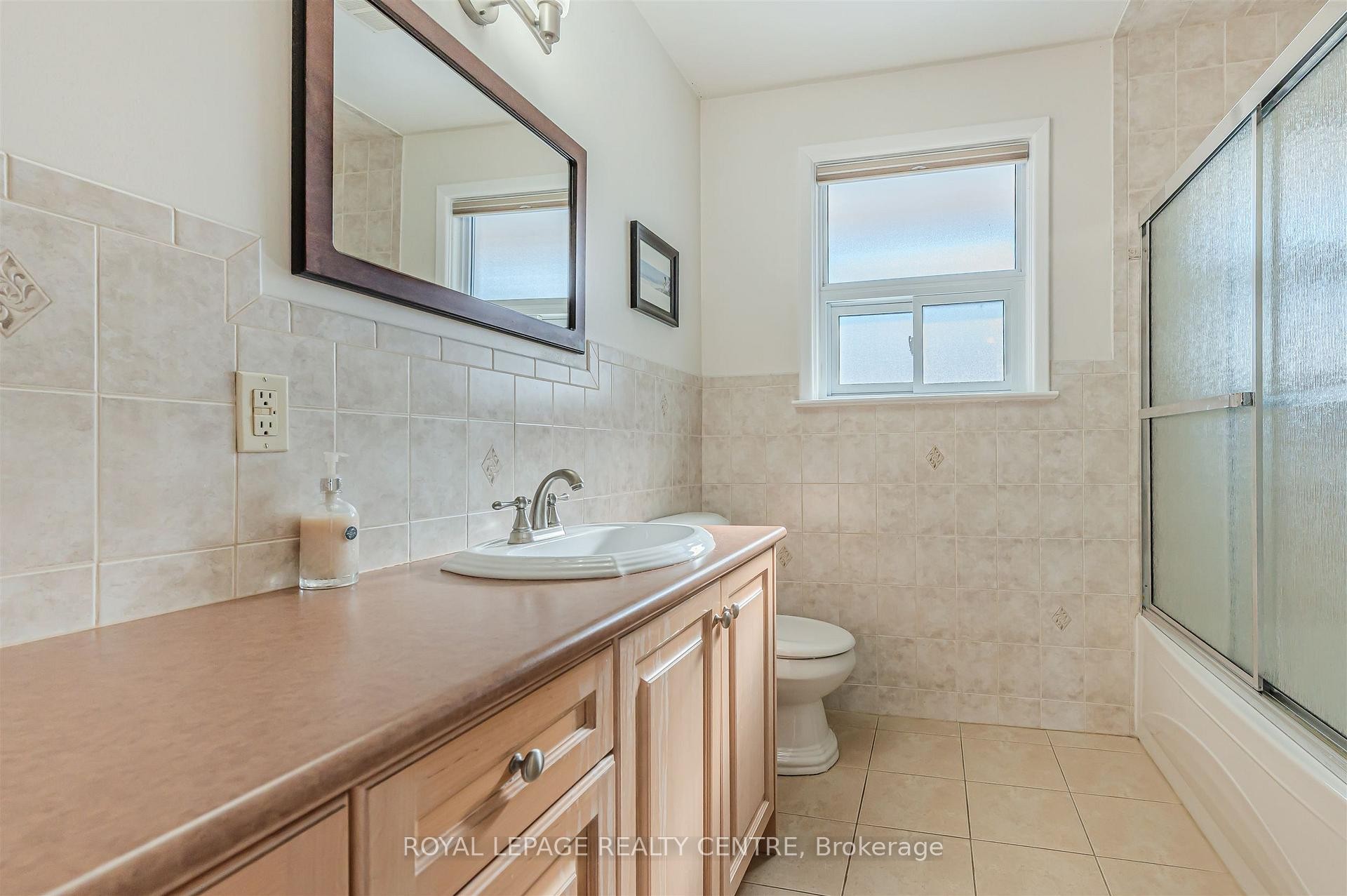 27 Hernshaw Crescent, Toronto, ON - Indoor Photo Showing Bathroom