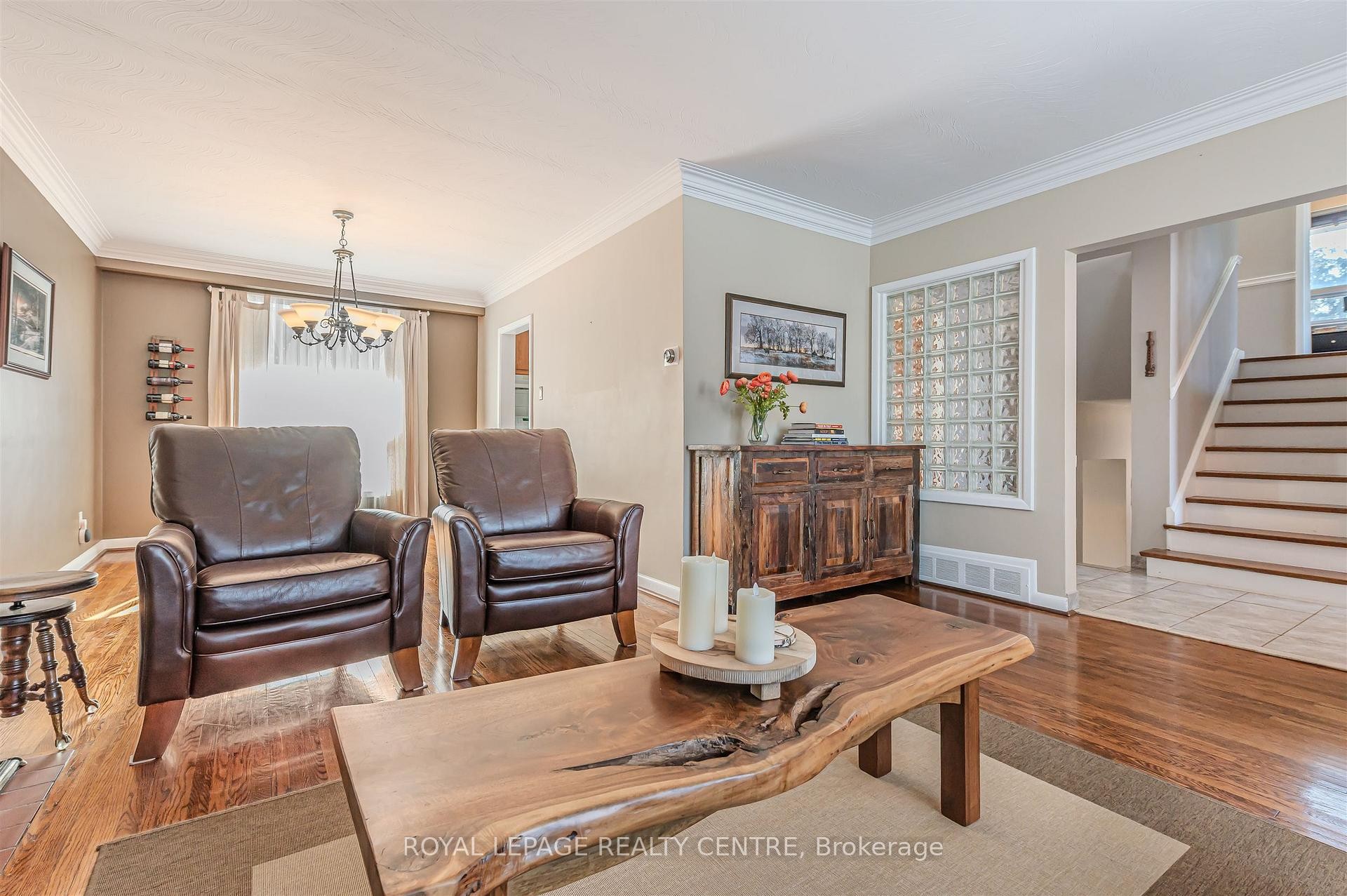 27 Hernshaw Crescent, Toronto, ON - Indoor Photo Showing Living Room