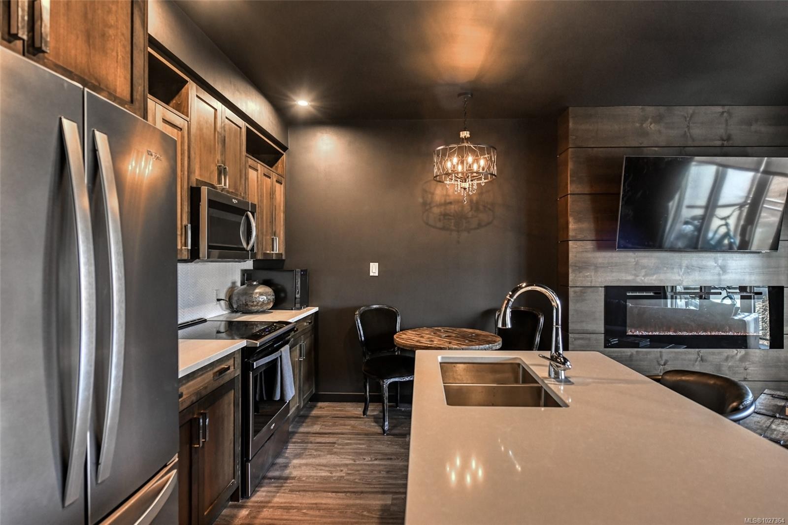 302-91 Chapel St, Nanaimo, BC - Indoor Photo Showing Kitchen With Double Sink