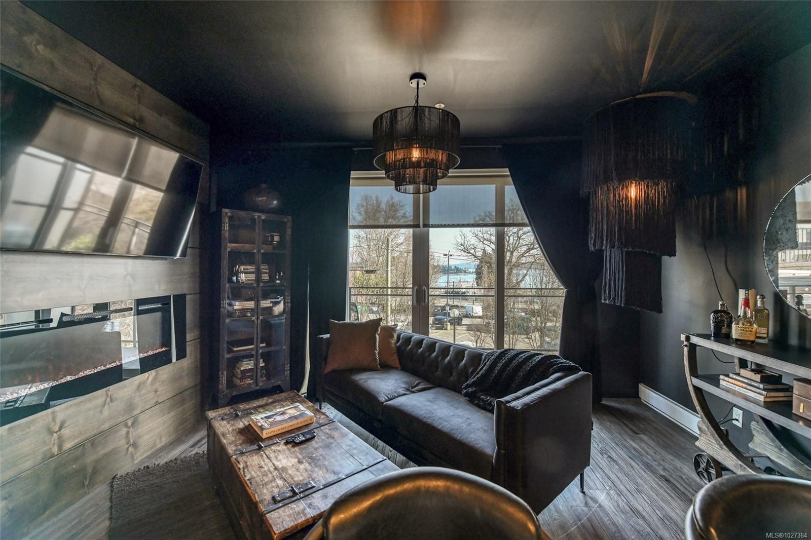 302-91 Chapel St, Nanaimo, BC - Indoor Photo Showing Living Room With Fireplace