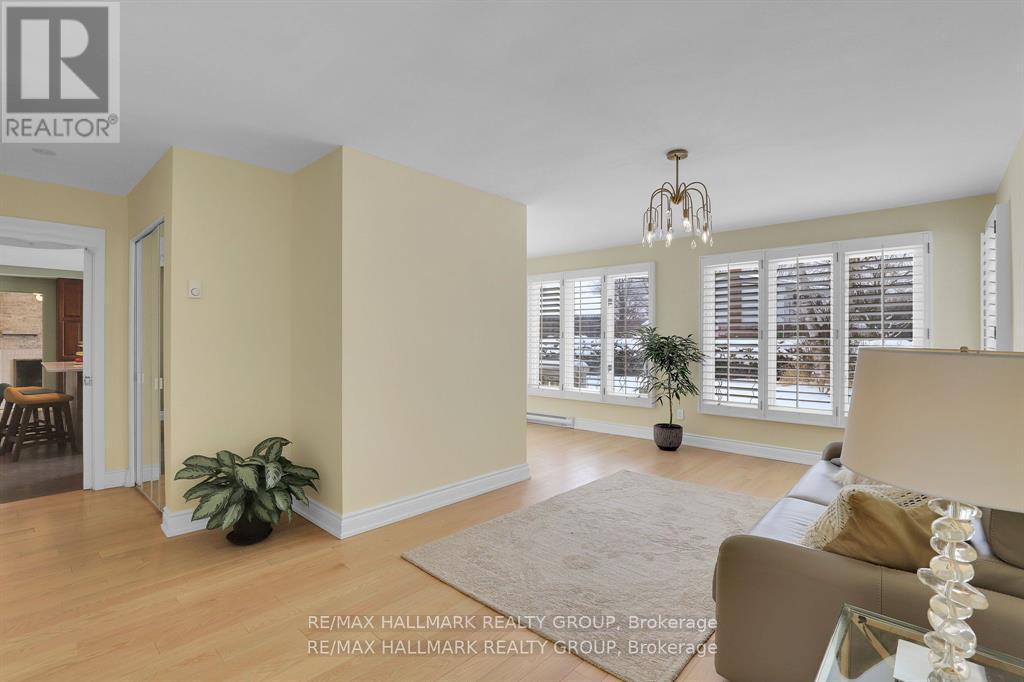 sunroom off kitchen - 1712 Playfair Drive, Ottawa, ON - Indoor Photo Showing Living Room