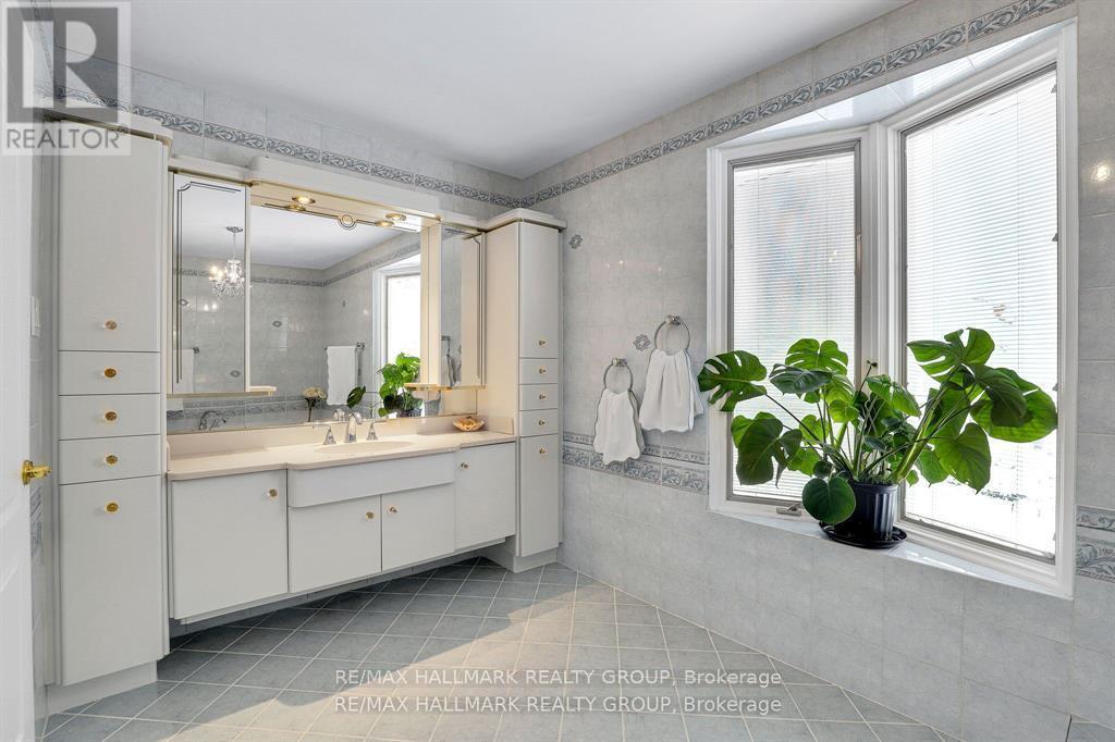 Family bathroom - 1712 Playfair Drive, Ottawa, ON - Indoor Photo Showing Bathroom