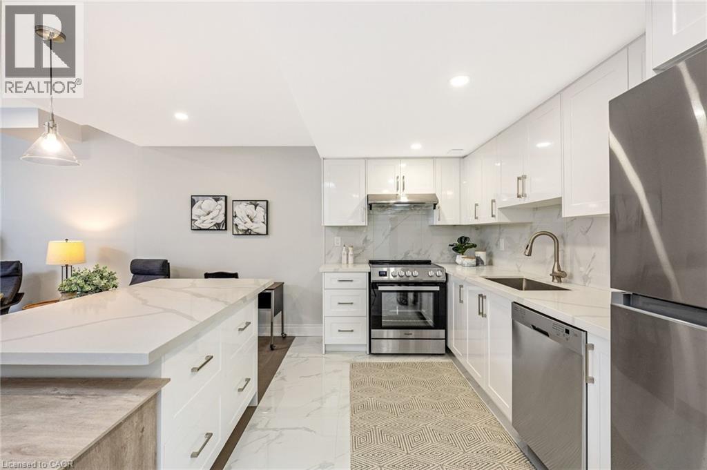 3168 Watercliffe Court, Oakville, ON - Indoor Photo Showing Kitchen With Upgraded Kitchen