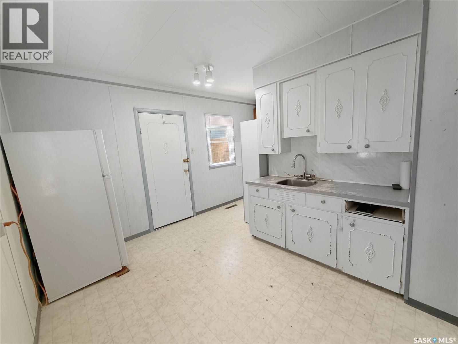 96 10Th Avenue Ne, Swift Current, SK - Indoor Photo Showing Kitchen