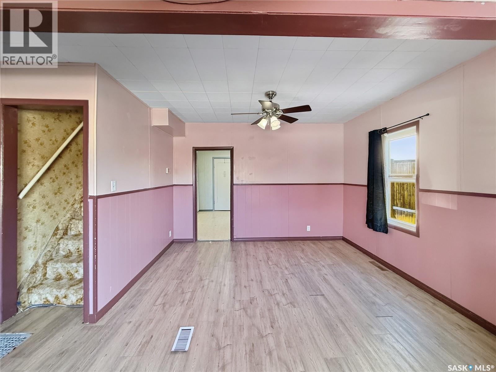 96 10Th Avenue Ne, Swift Current, SK - Indoor Photo Showing Other Room