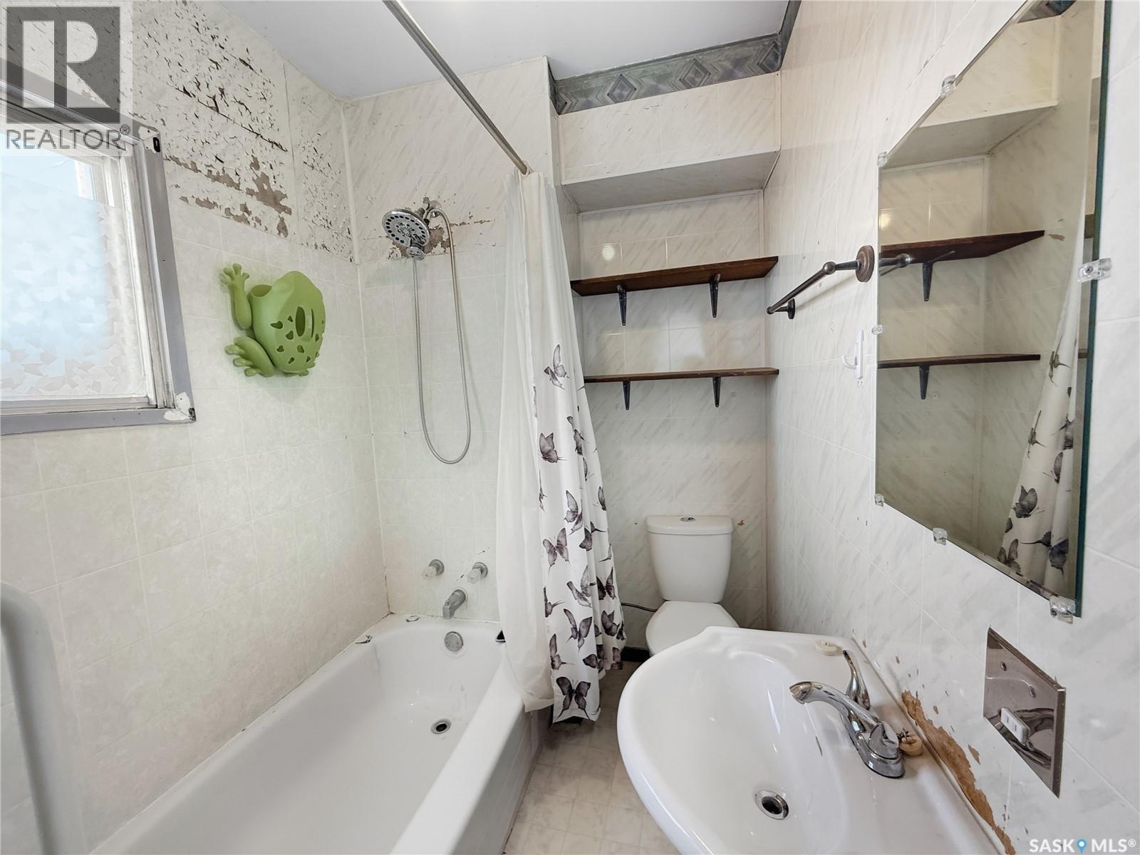 96 10Th Avenue Ne, Swift Current, SK - Indoor Photo Showing Bathroom