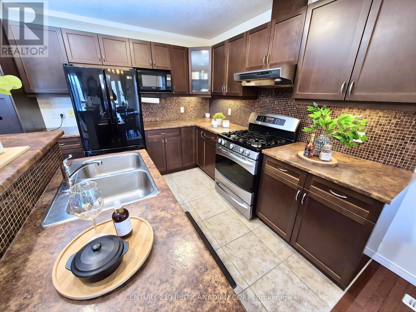 1 - 582 Hyde Park Road, London North (North O), ON - Indoor Photo Showing Kitchen With Double Sink With Upgraded Kitchen
