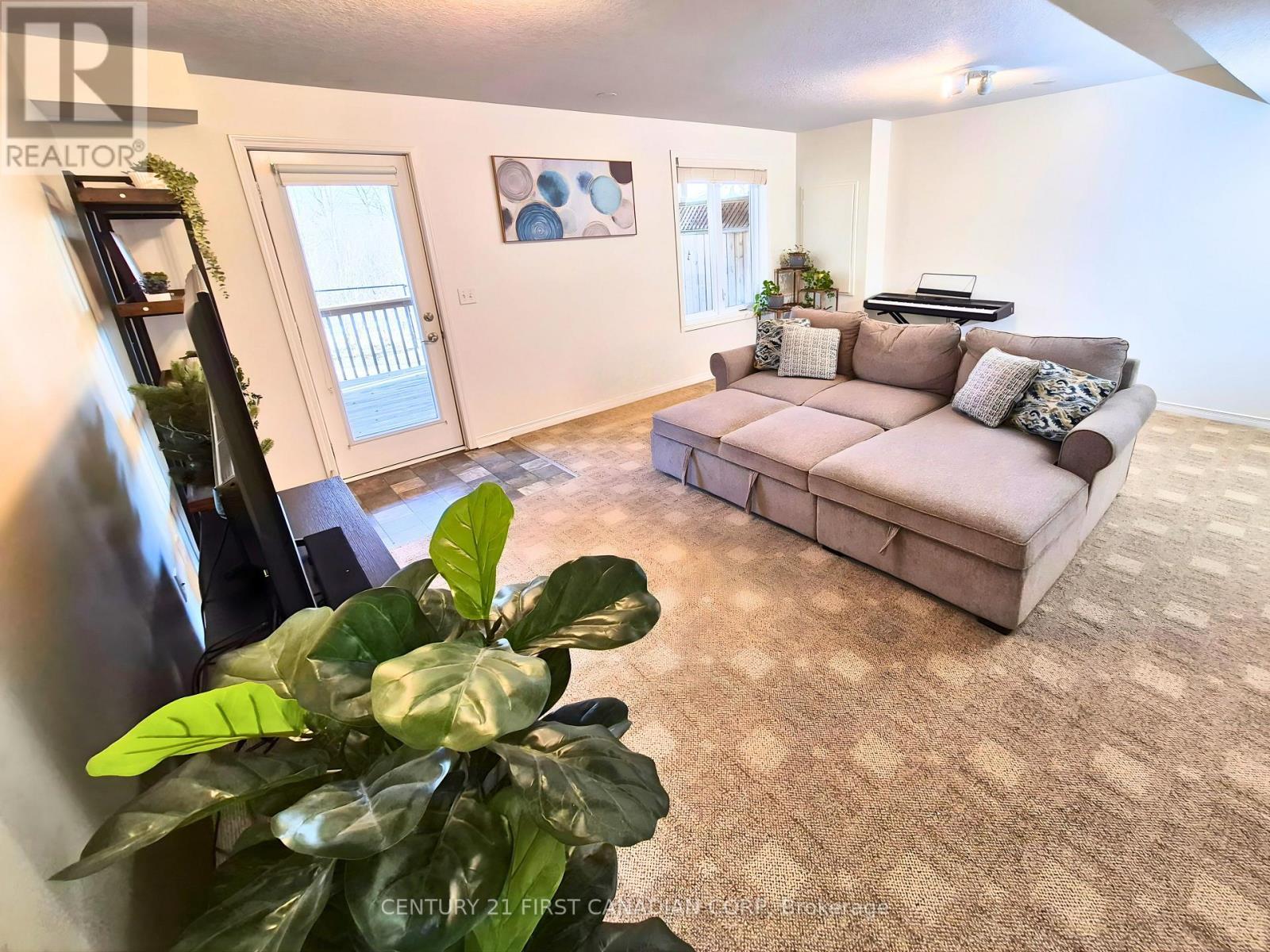 1 - 582 Hyde Park Road, London North (North O), ON - Indoor Photo Showing Living Room