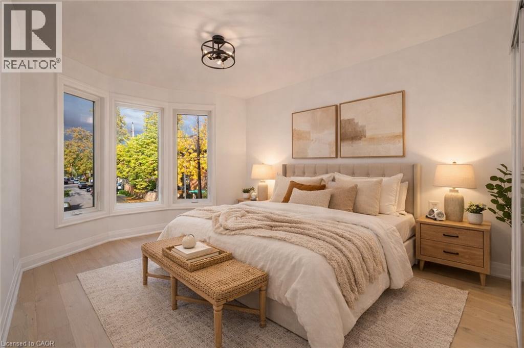 285 Charlton Avenue W, Hamilton, ON - Indoor Photo Showing Bedroom