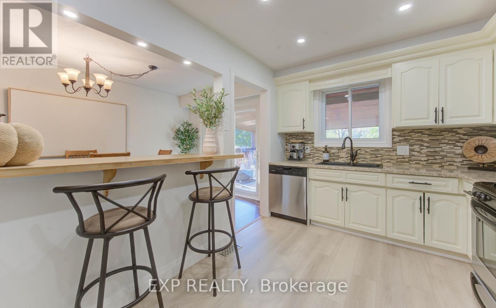 36 Blackfriars Place, Kitchener, ON - Indoor Photo Showing Kitchen With Upgraded Kitchen