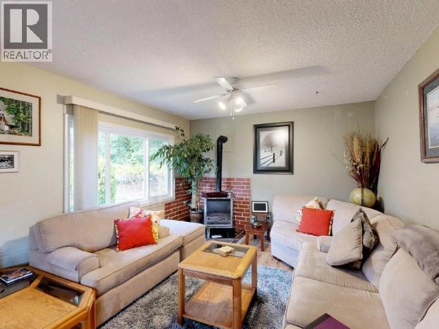 5170 Manson Ave, Powell River, BC - Indoor Photo Showing Living Room With Fireplace