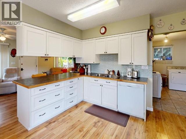 5170 Manson Ave, Powell River, BC - Indoor Photo Showing Kitchen With Double Sink