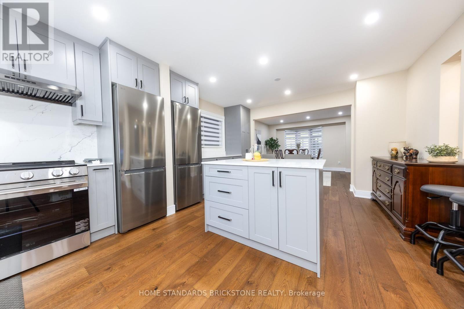 45 Spring Gate Boulevard, Vaughan, ON - Indoor Photo Showing Kitchen With Upgraded Kitchen
