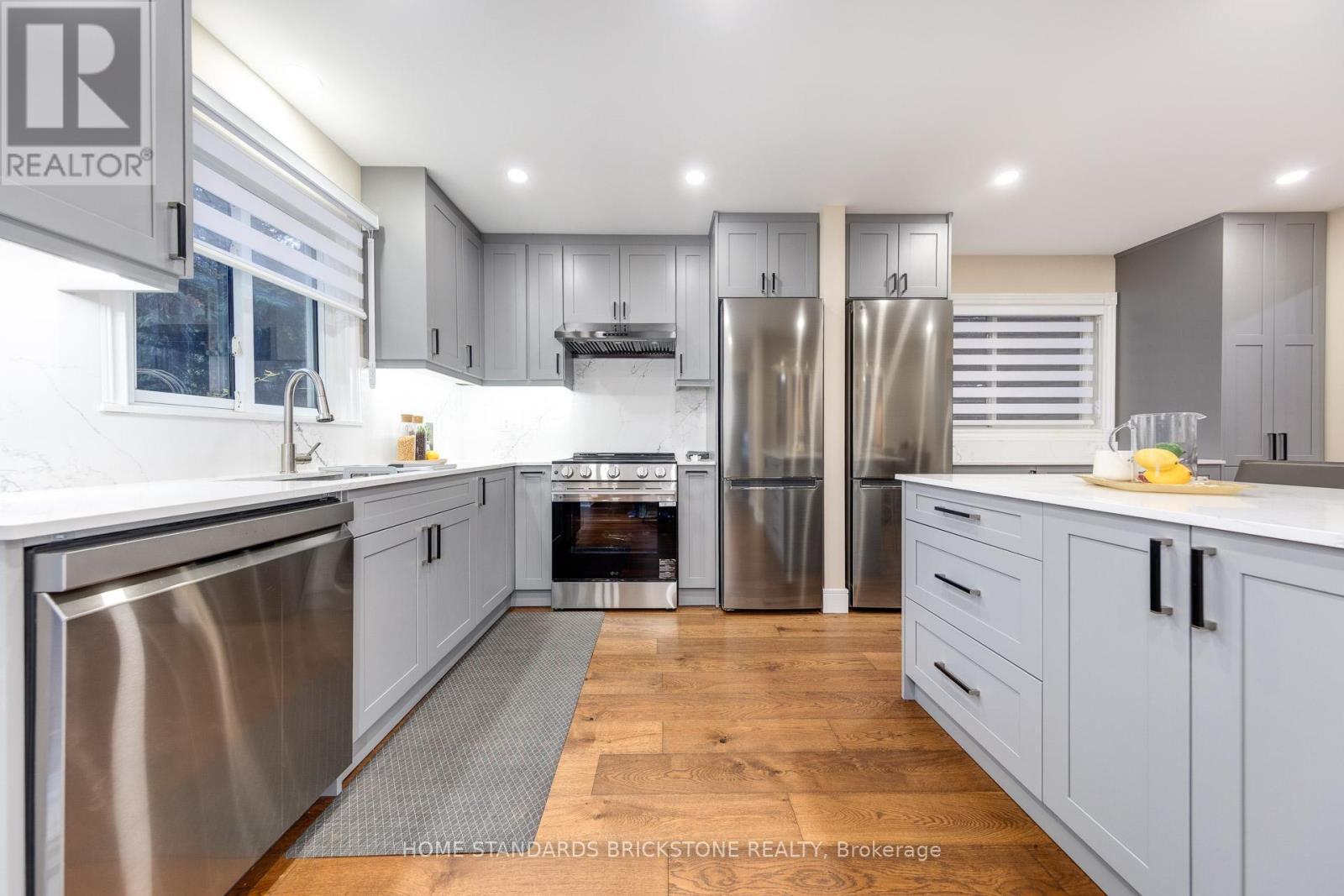 45 Spring Gate Boulevard, Vaughan, ON - Indoor Photo Showing Kitchen With Upgraded Kitchen