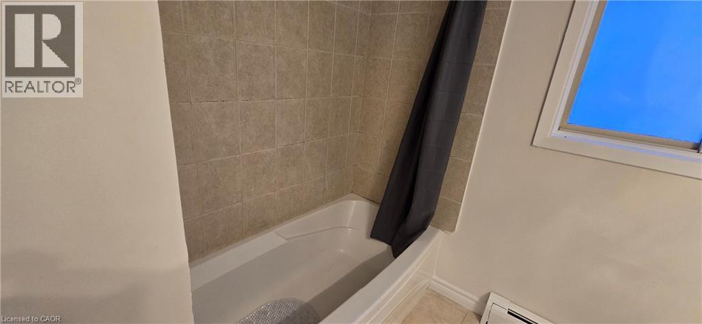 23 Rutherford Drive Unit# B, Kitchener, ON - Indoor Photo Showing Bathroom
