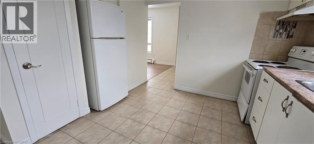 23 Rutherford Drive Unit# B, Kitchener, ON - Indoor Photo Showing Kitchen