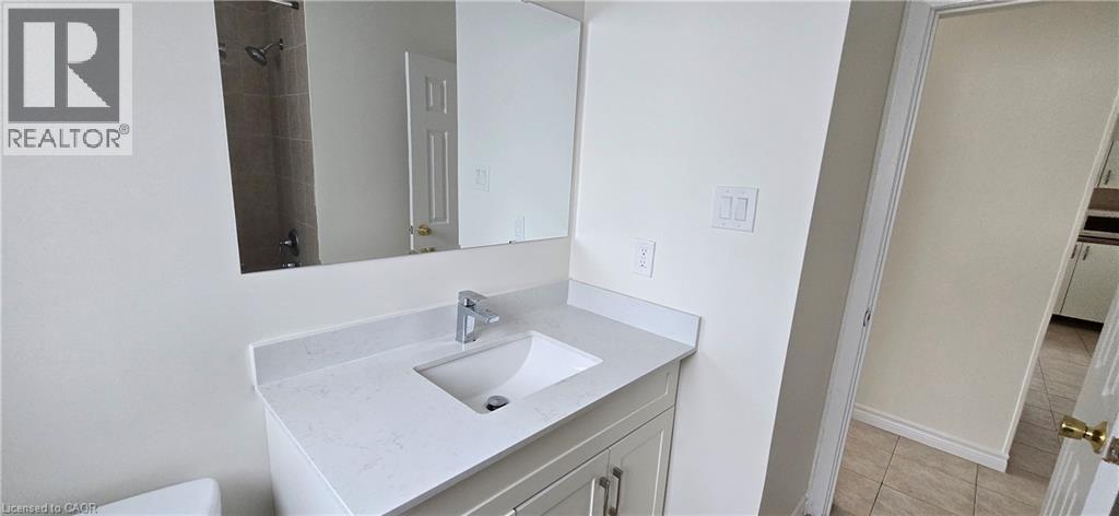 23 Rutherford Drive Unit# B, Kitchener, ON - Indoor Photo Showing Bathroom