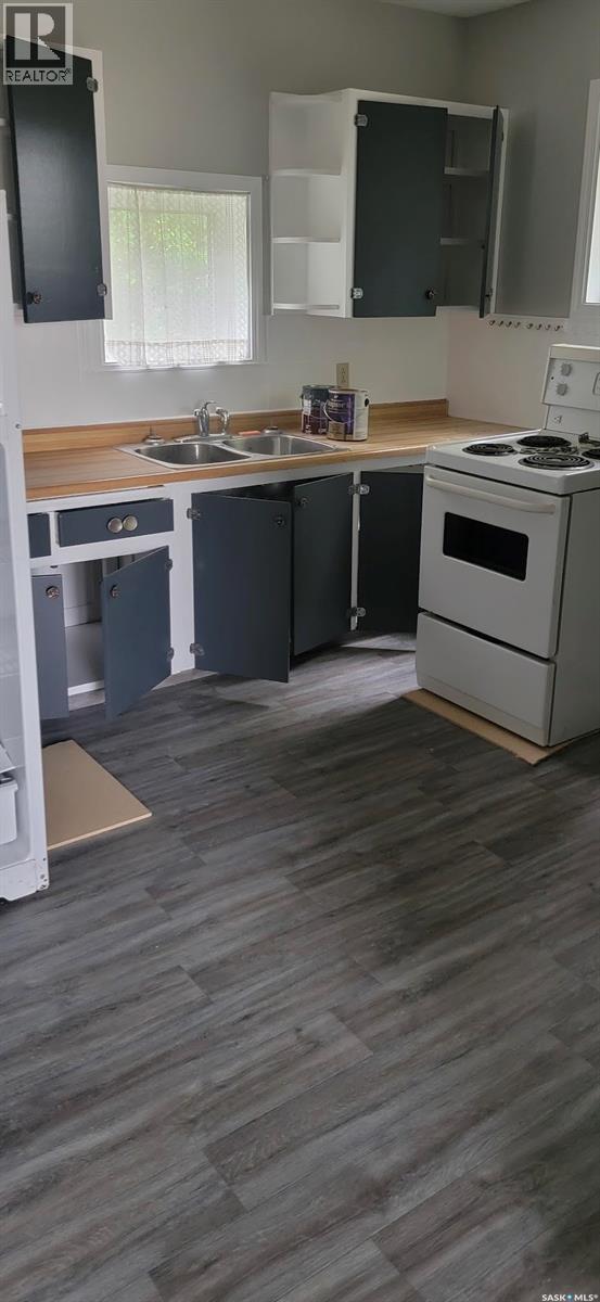 708 Qu'Appelle Avenue, Abernethy, SK - Indoor Photo Showing Kitchen With Double Sink