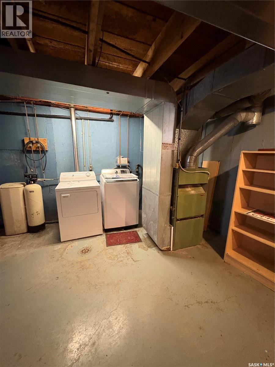 708 Qu'Appelle Avenue, Abernethy, SK - Indoor Photo Showing Laundry Room