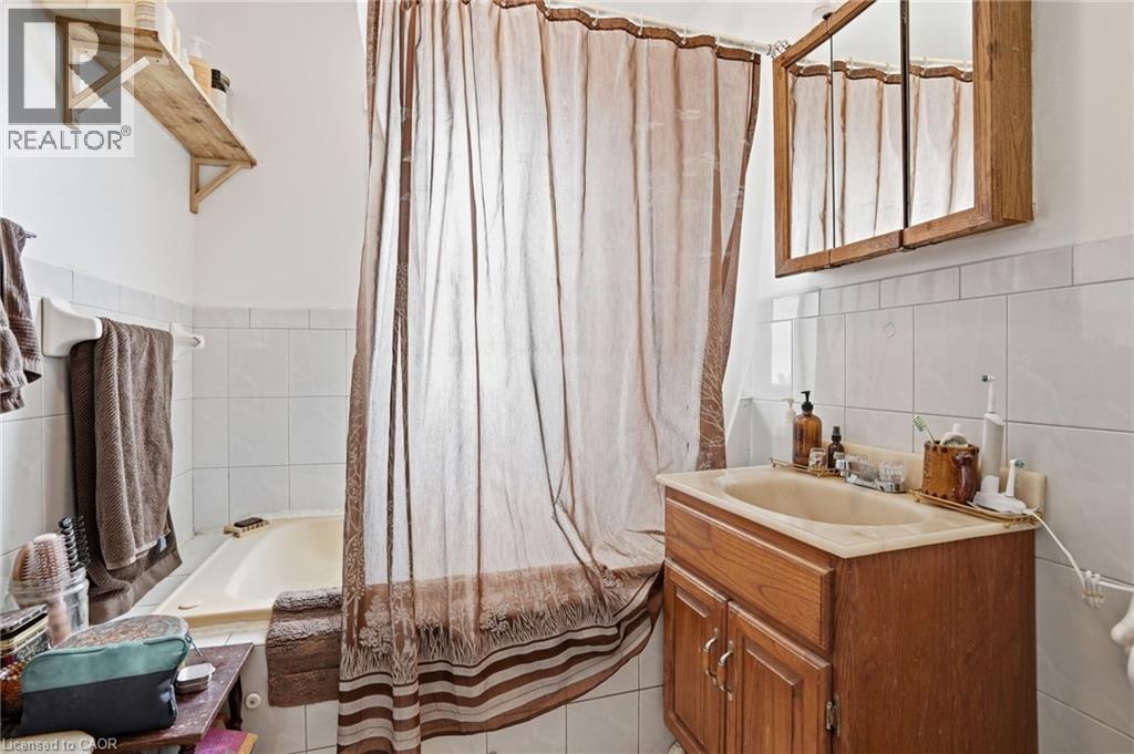 Unit #2 - 68 Gage Avenue S, Hamilton, ON - Indoor Photo Showing Bathroom