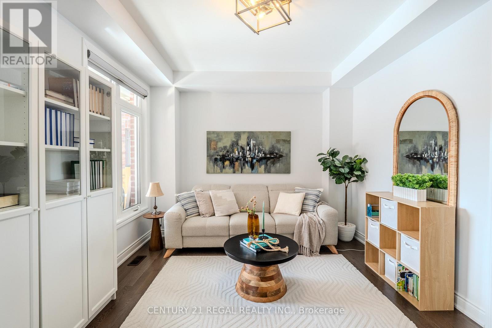 25 Elysian Fields Circle, Brampton, ON - Indoor Photo Showing Living Room