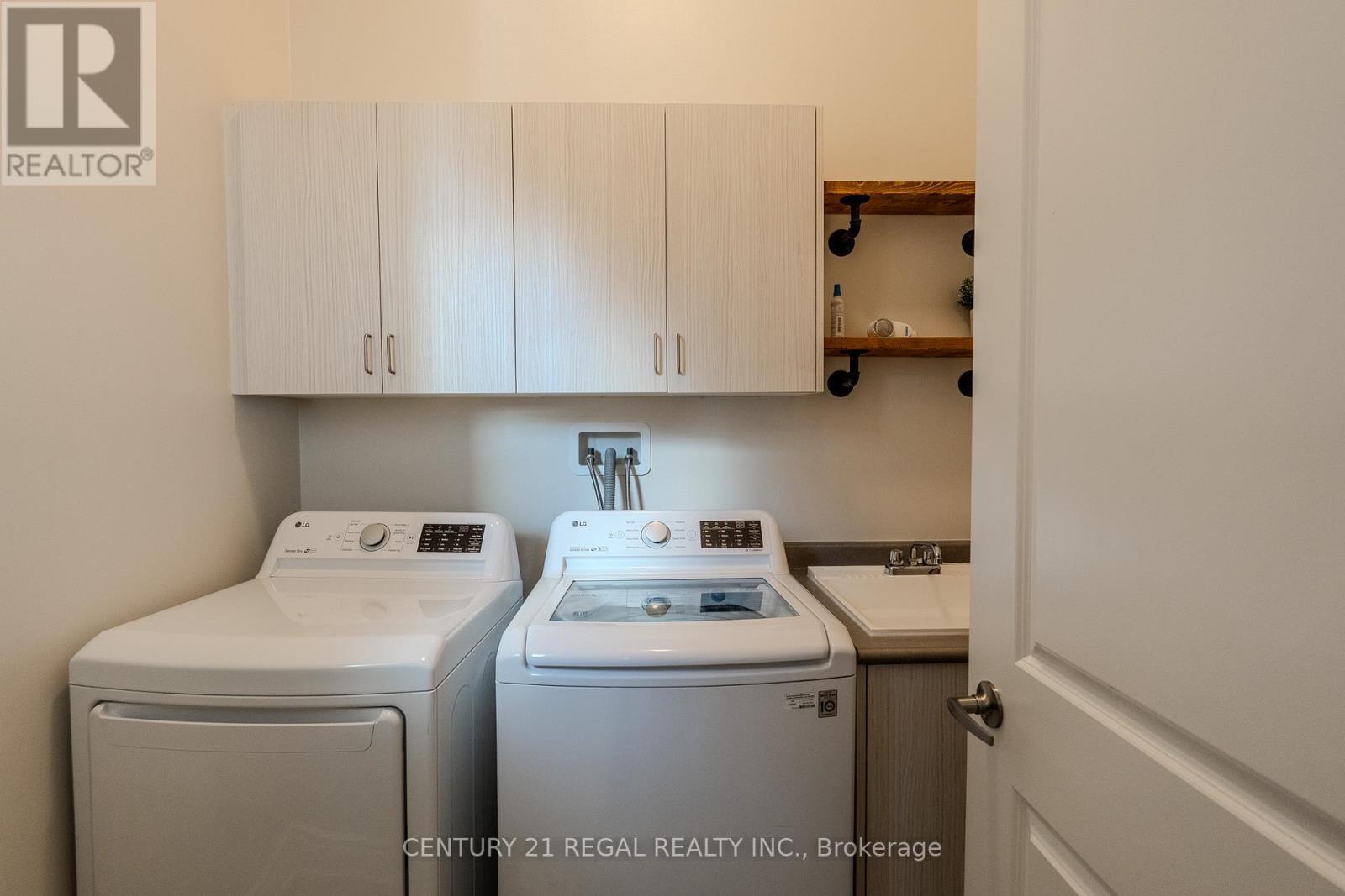 25 Elysian Fields Circle, Brampton, ON - Indoor Photo Showing Laundry Room