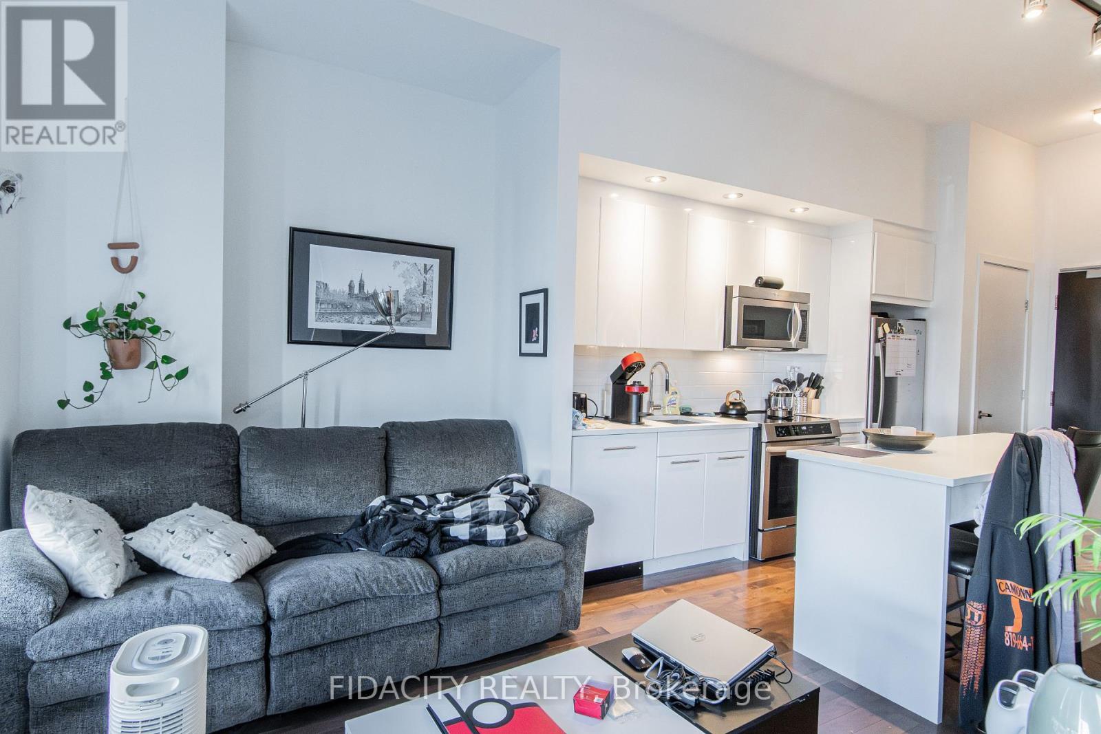 102 - 360 Patricia Street, Ottawa, ON - Indoor Photo Showing Living Room