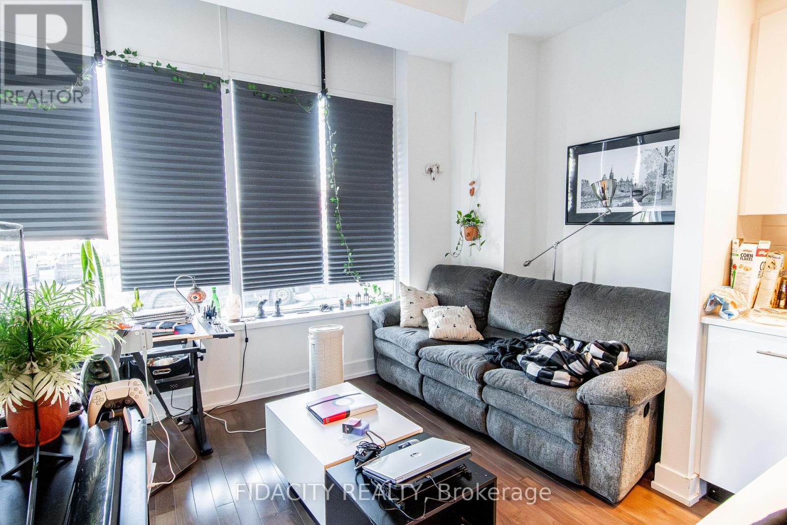 102 - 360 Patricia Street, Ottawa, ON - Indoor Photo Showing Living Room