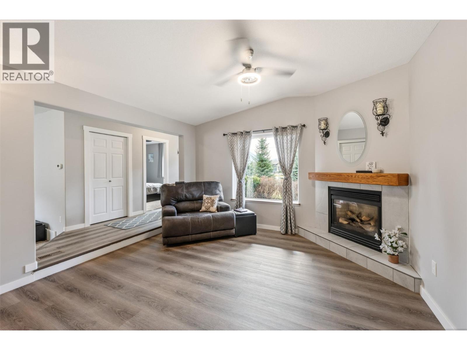 2616 Middle Bench Road, Keremeos, BC - Indoor Photo Showing Living Room With Fireplace