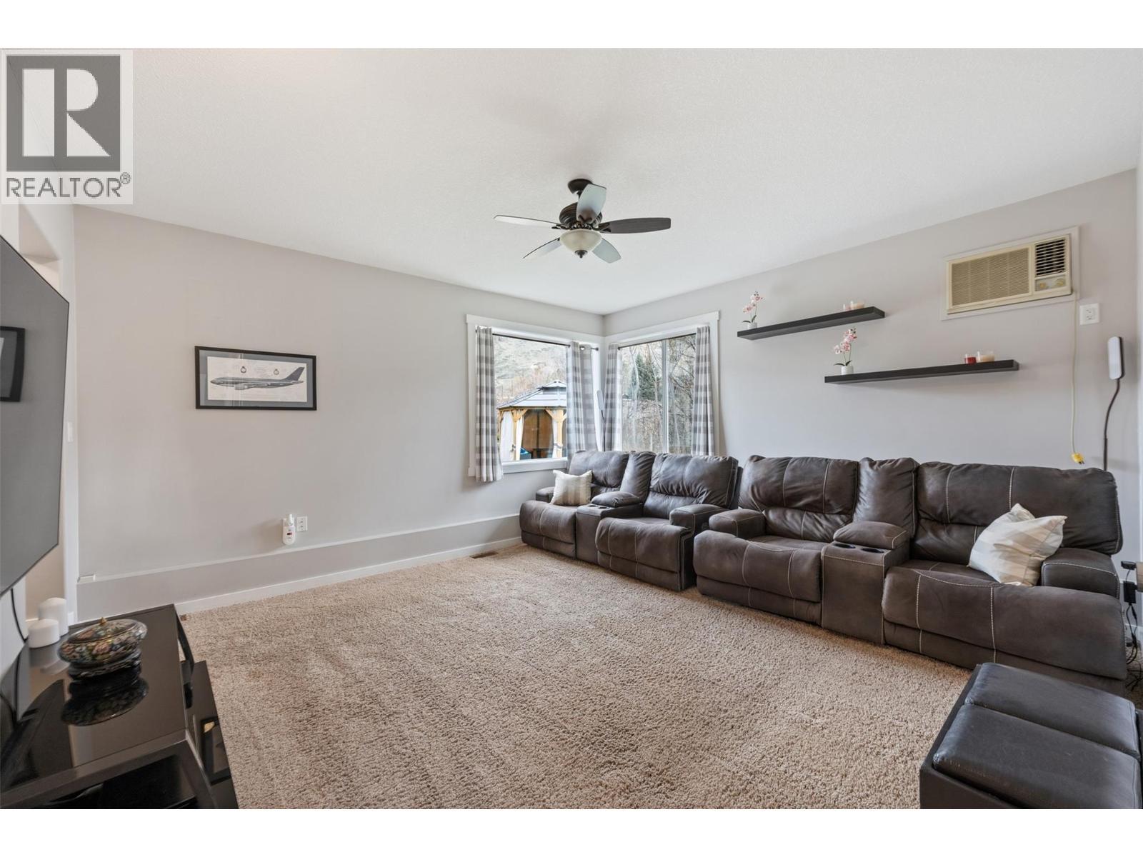 2616 Middle Bench Road, Keremeos, BC - Indoor Photo Showing Living Room