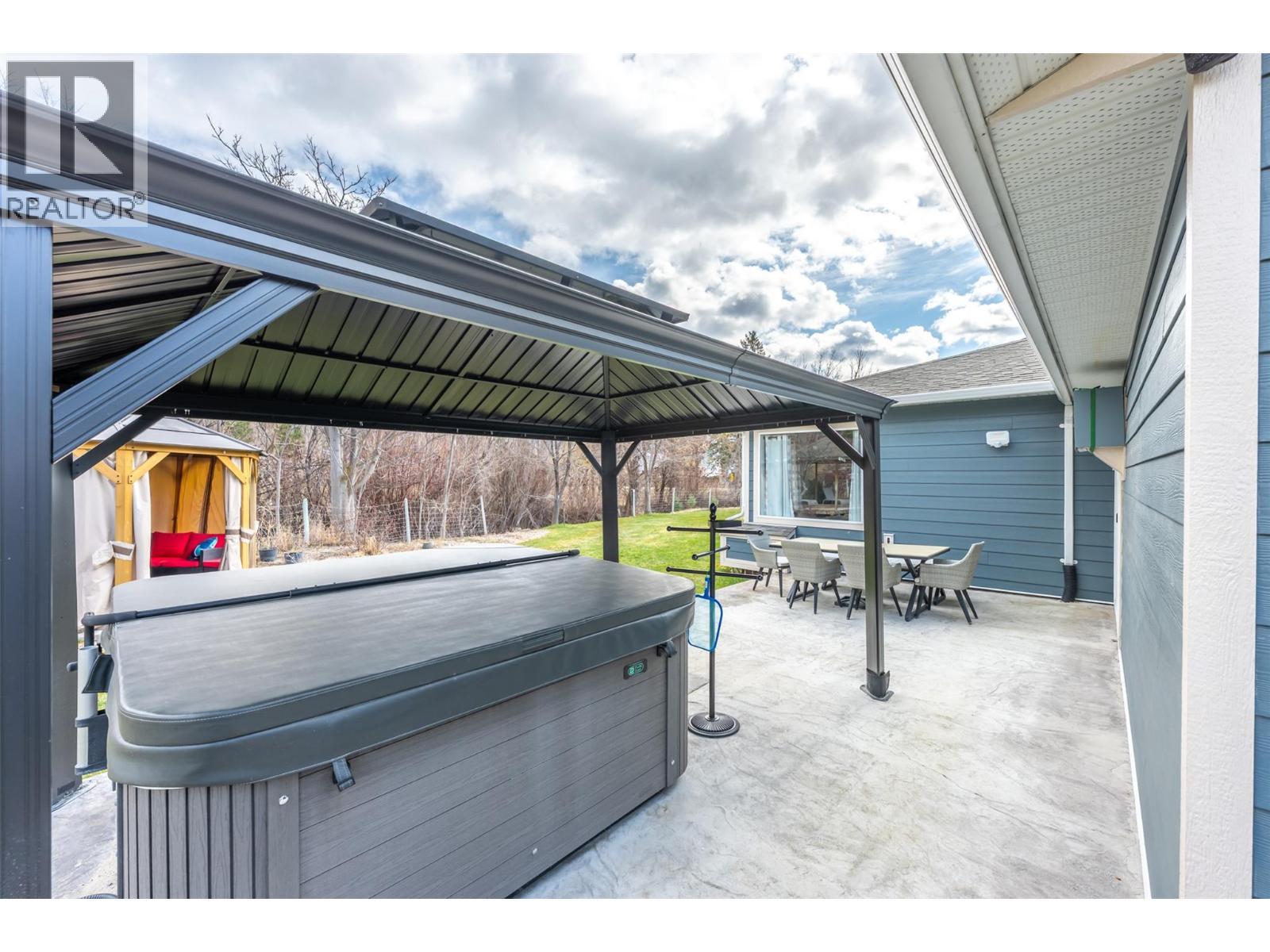 2616 Middle Bench Road, Keremeos, BC - Outdoor With Exterior