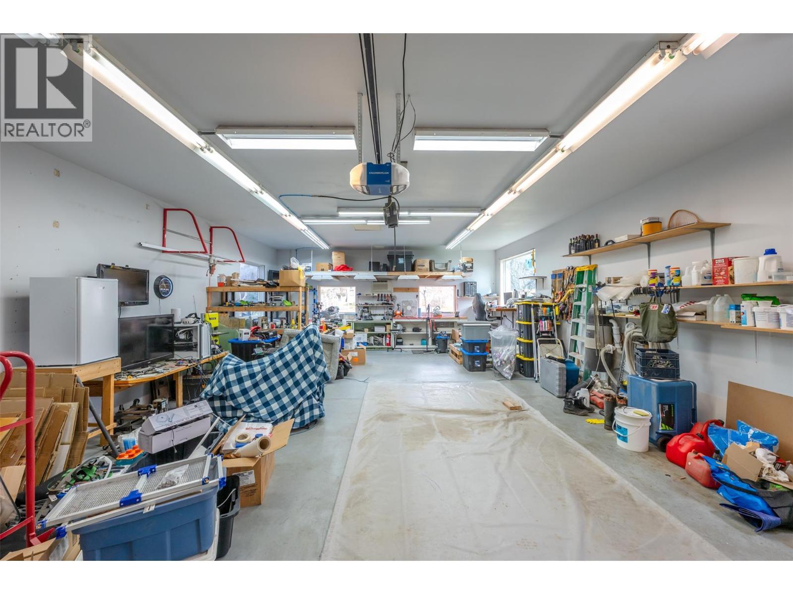 2616 Middle Bench Road, Keremeos, BC - Indoor Photo Showing Garage