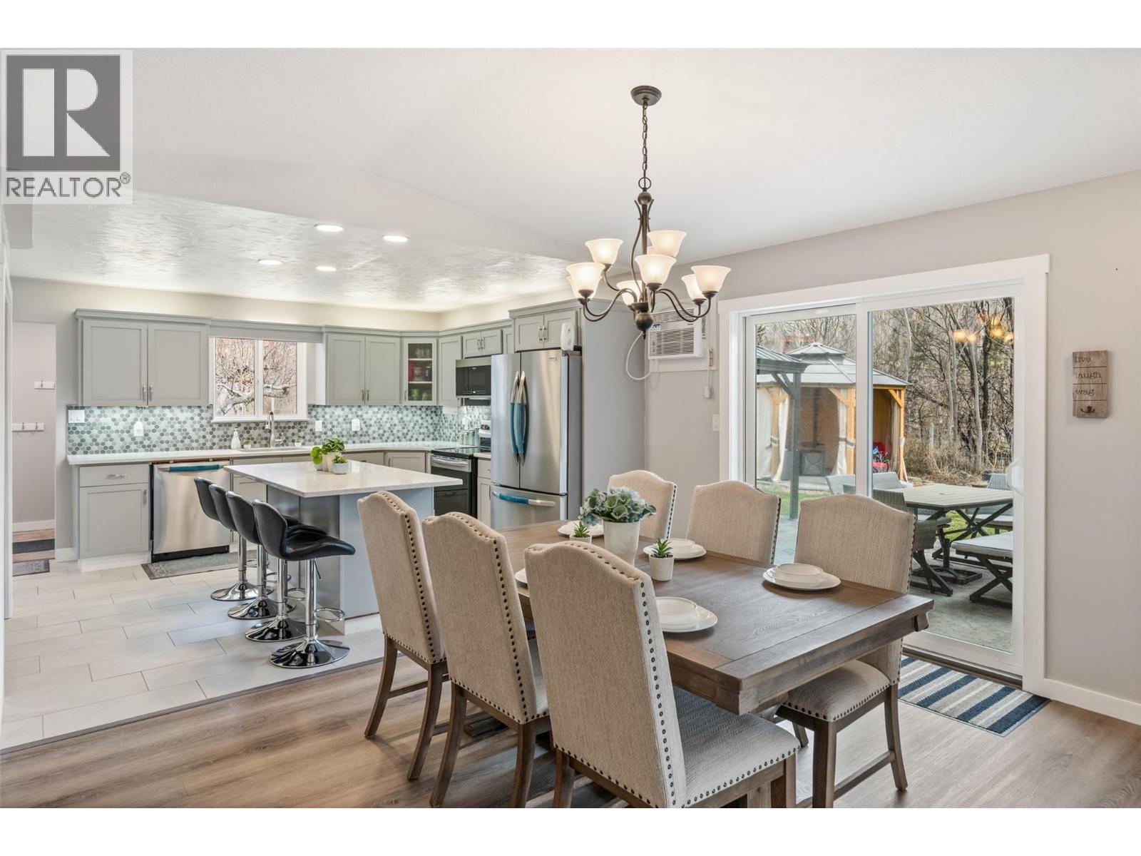 2616 Middle Bench Road, Keremeos, BC - Indoor Photo Showing Dining Room